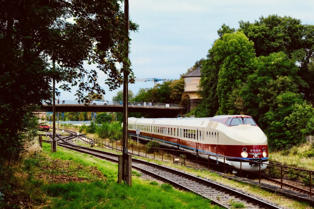 Am 12. September 2026 passiert der VT 18.16 auf seiner Fahrt von Dresden nach Görlitz den markanten Wasserturm von Radeberg – eine perfekte Kulisse für den historischen Schnelltriebwagen.