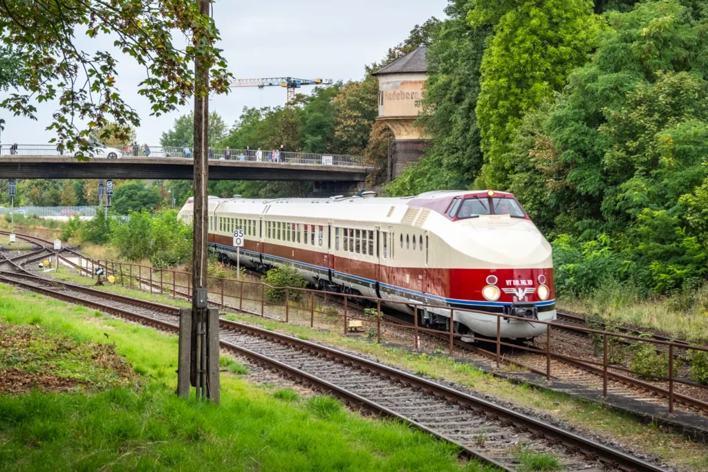 Am 12. September 2026 passiert der VT 18.16 auf seiner Fahrt von Dresden nach Görlitz den markanten Wasserturm von Radeberg – eine perfekte Kulisse für den historischen Schnelltriebwagen.